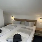 Gaestehaus Elzblick לינה וארוחת בוקר רוסט