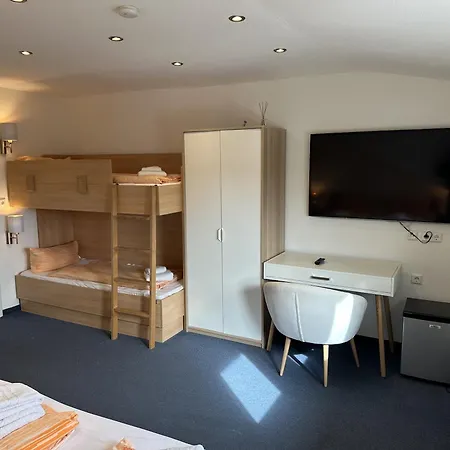 Gaestehaus Elzblick Bed & Breakfast 3*