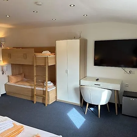 Gaestehaus Elzblick Bed & Breakfast 3*