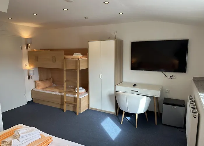 Gaestehaus Elzblick Bed & Breakfast 3*